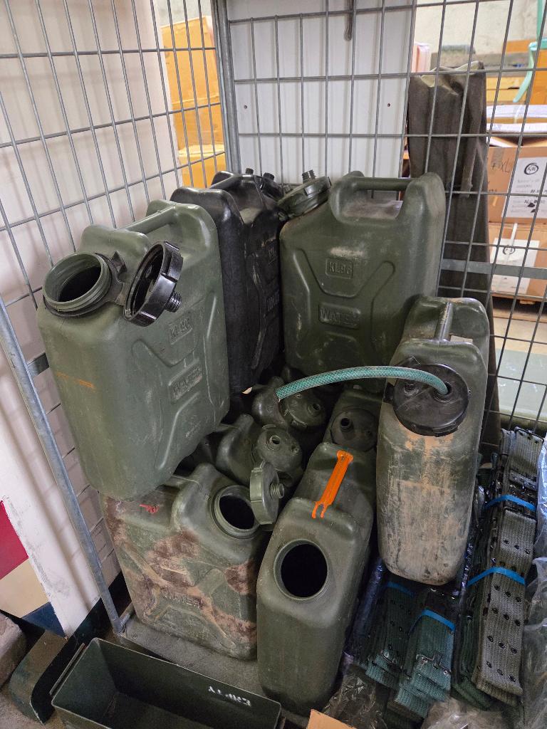 Jerrycans Militair met incomplete SchroefDop / Sluiting, Ophalen of Verzenden, Landmacht, Nederland, Overige typen
