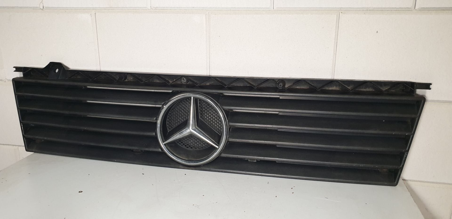 Grille MB100 W631 Mercedes 6317510218 origineel gebruikt 198, Auto-onderdelen, Gebruikt, Mercedes-Benz AG, Voor, Mercedes-Benz