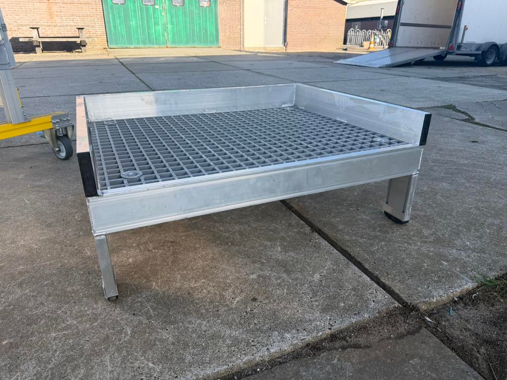 Roossien aluminium opstap bordes., Doe-het-zelf en Verbouw, Ladders en Trappen, Ophalen, Zo goed als nieuw, Minder dan 2 meter