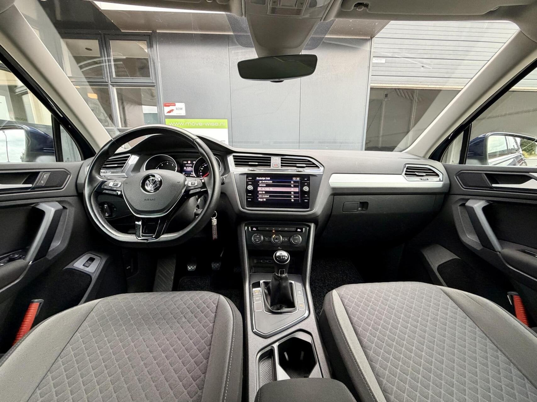 Volkswagen Tiguan 1.5 TSI 131pk Comfortline Business | Trekh, Voorwielaandrijving, Dealer onderhouden, Stof, 4 cilinders