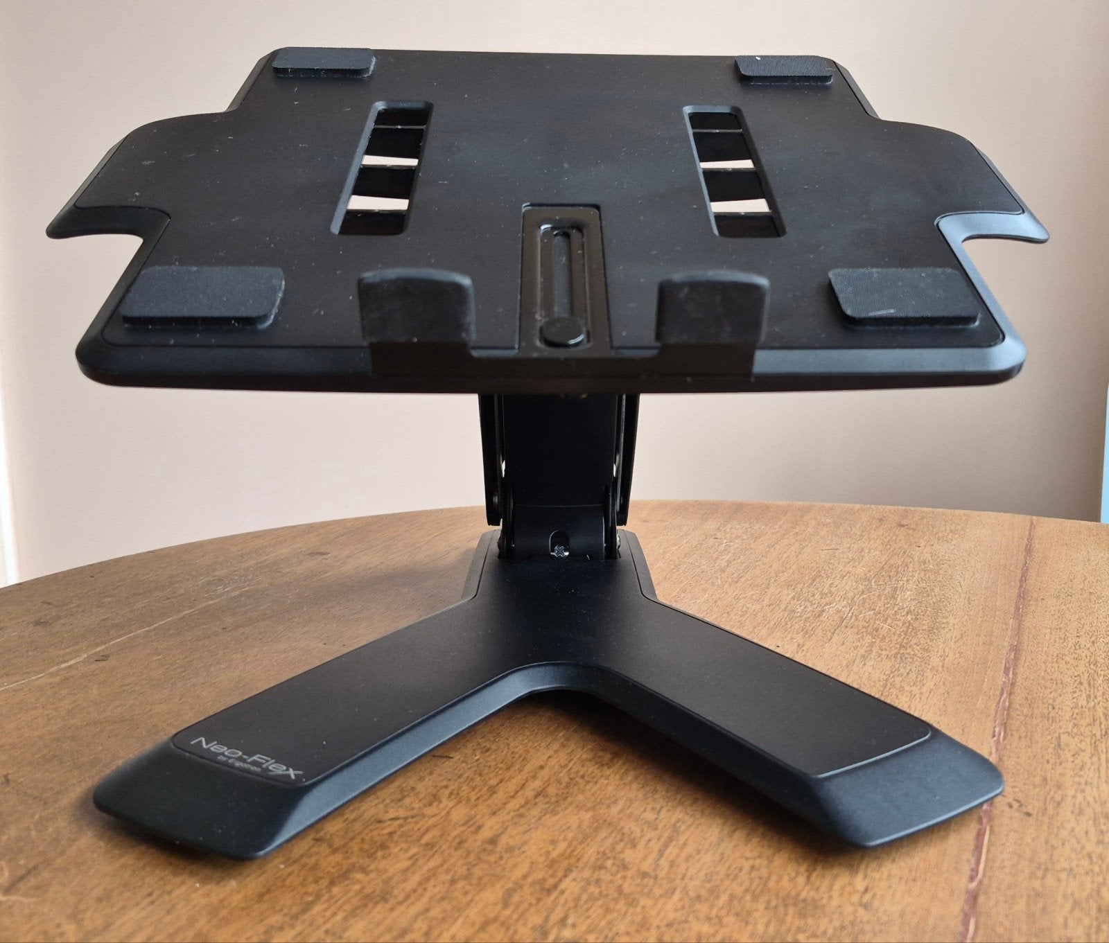 Neo-Flex by Ergotron Laptopstandaard - Verstelbaar, Computers en Software, Laptopstandaarden, Ophalen, Zo goed als nieuw, Ergotron