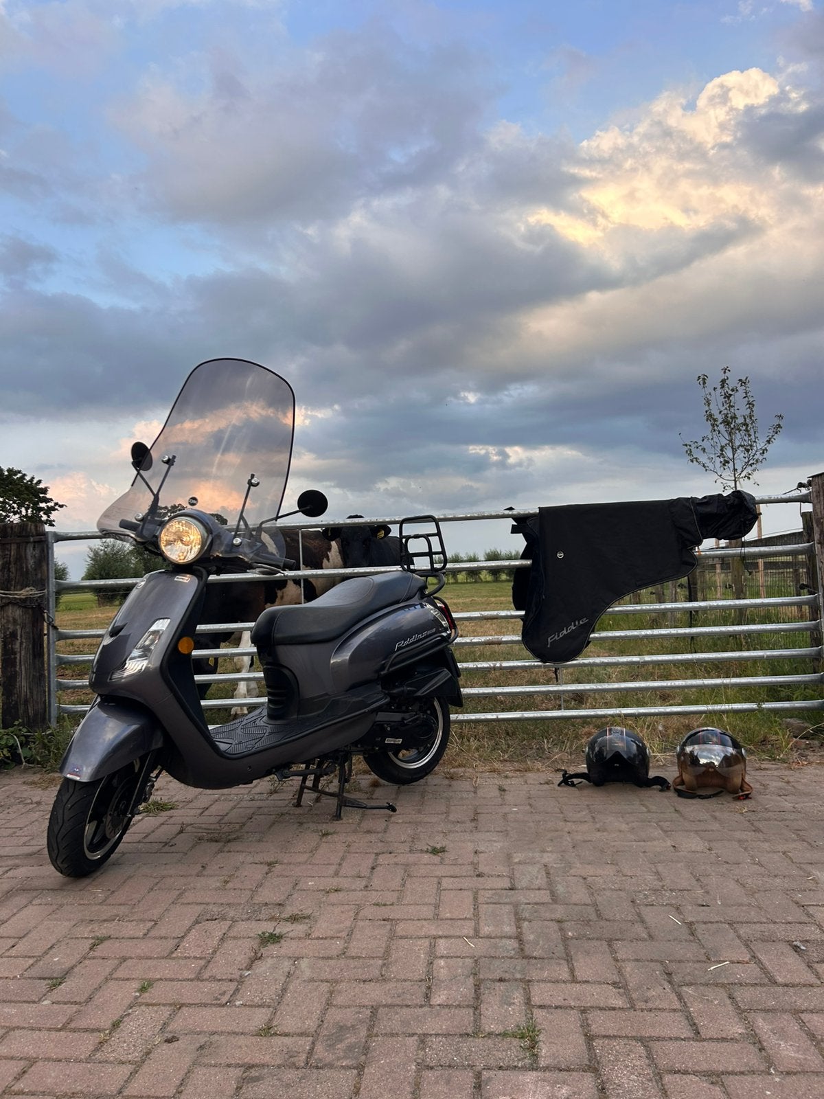 Sym fiddle II met windscherm, beenkleed en 2 helmen, Ophalen, Zo goed als nieuw, Benzine, Fiddle