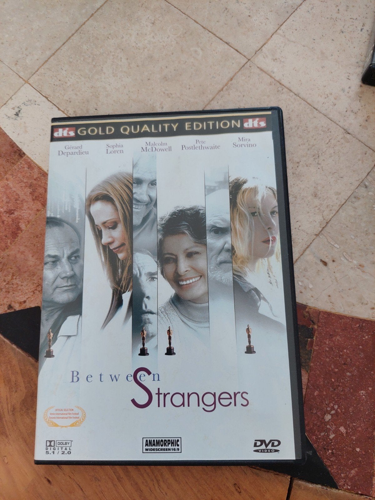 BETWEEN STRANGERS, Alle leeftijden, Ophalen of Verzenden, Zo goed als nieuw, Overige gebieden