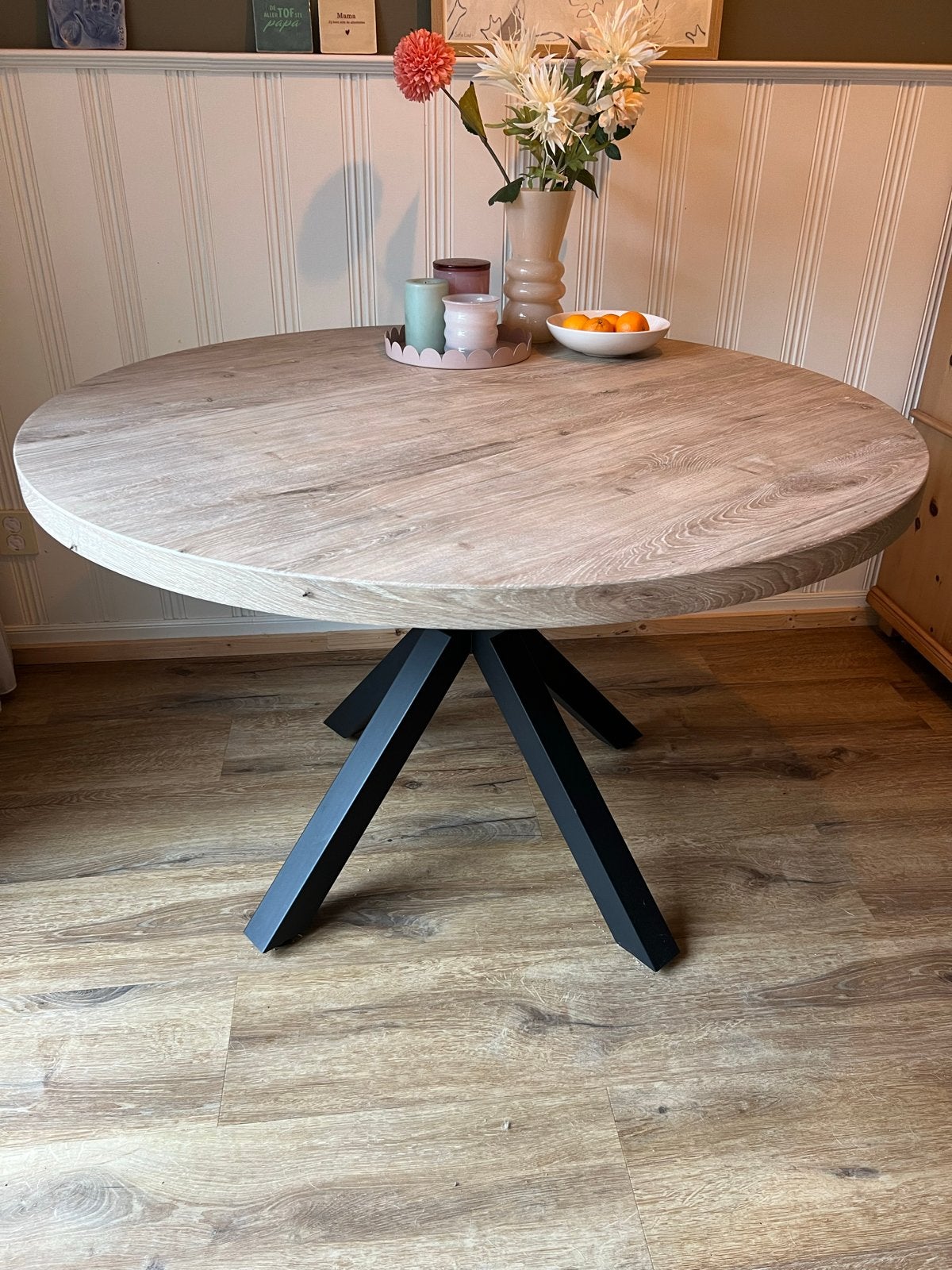 Jysk ronde eettafel met zwart metalen onderstel, Ophalen, 100 tot 150 cm, Zo goed als nieuw, Vier personen
