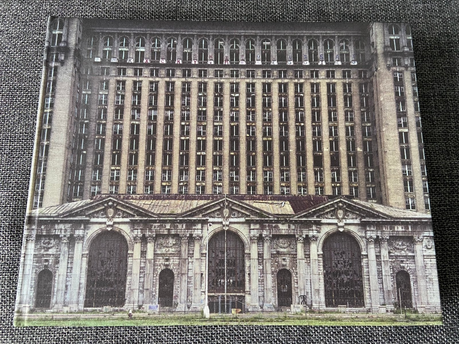 Fotoboek The Ruins of Detroit Yves Marchand & Romain Meffre, Ophalen, Zo goed als nieuw, Fotografen