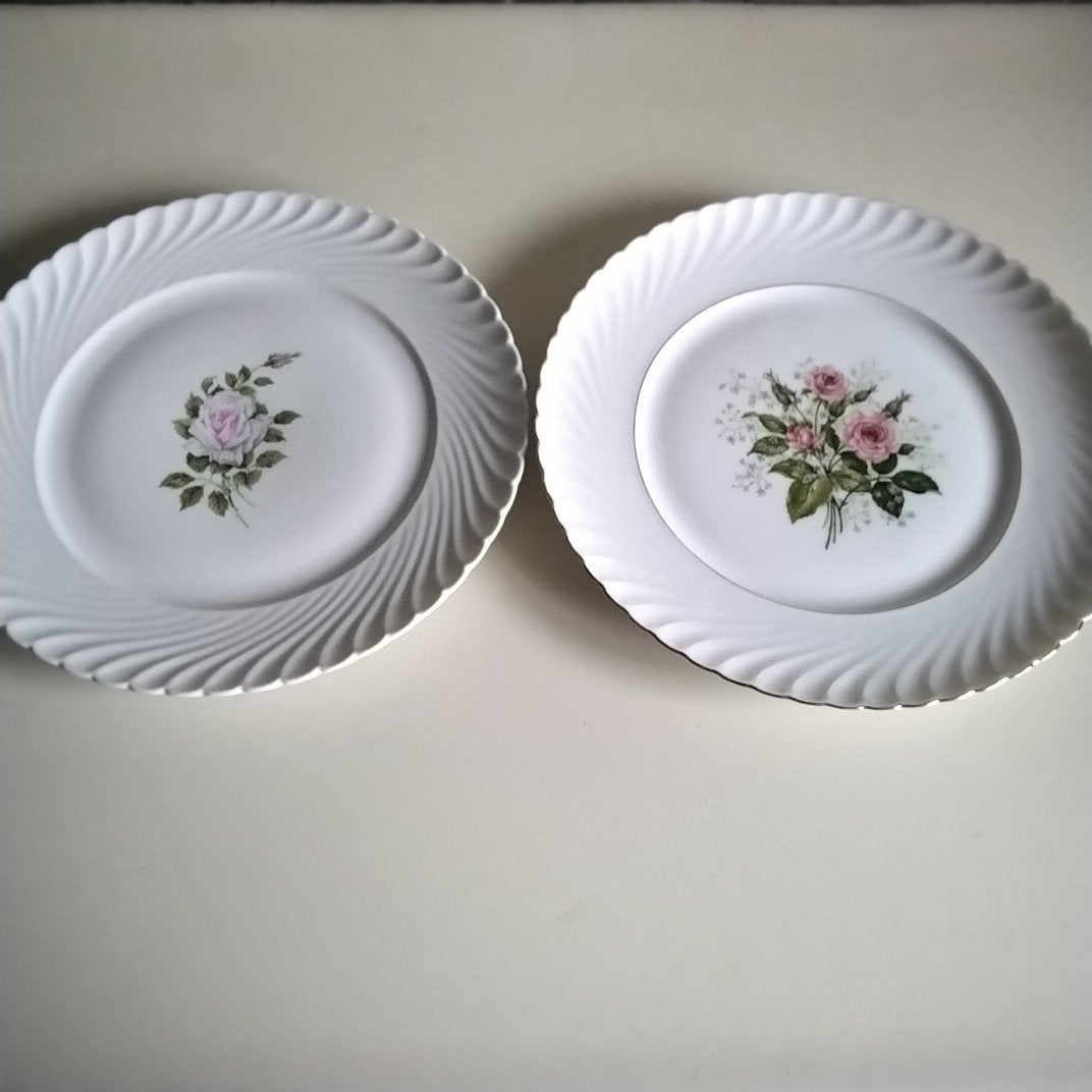 2 prachtige Duitse taartschalen  met roosjes, Huis en Inrichting, Keuken | Servies, Ophalen of Verzenden, Zo goed als nieuw, Overige stijlen