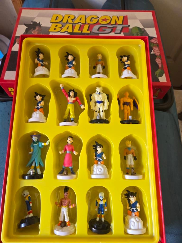 Dragon Ball GT Schaakspel met Figuren en Verzamelmap, Ophalen, Zo goed als nieuw