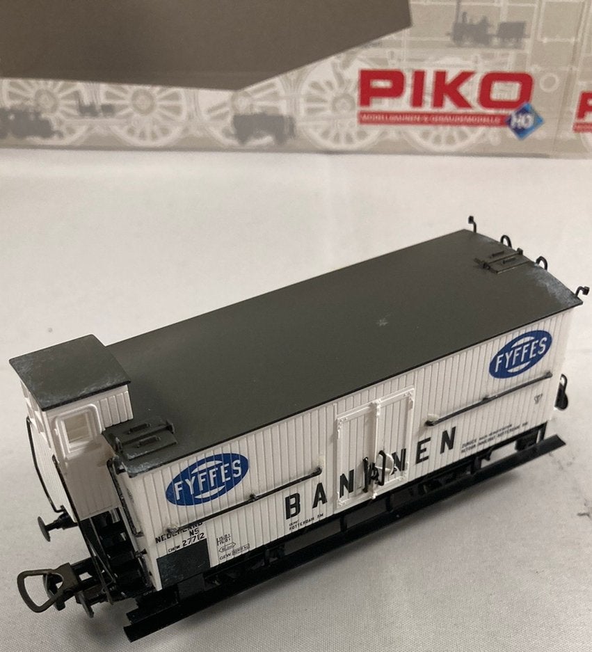 Piko NS koelwagon Fyffes met remmershuis en spaakwielen, Gelijkstroom, Wagon, Piko, Ophalen of Verzenden