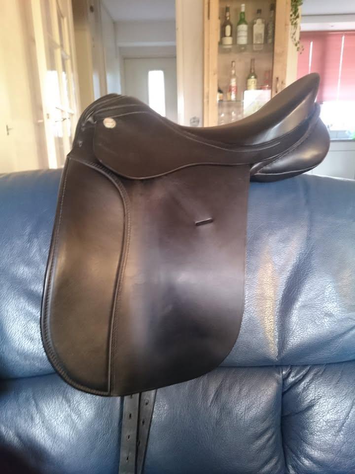 Zadels KN Symfonie dressuur/ Kentaur Seneca spring, Dieren en Toebehoren, Paarden en Pony's | Zadels, Ophalen, Gebruikt, Dressuur