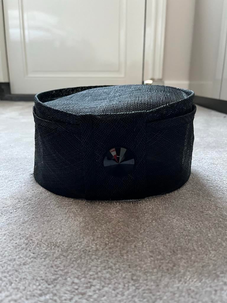 Zwarte hoed, elegant en tijdloos, Kleding | Dames, Ophalen of Verzenden, Zo goed als nieuw, 55 cm (S, 6⅞ inch) of minder, Hoed