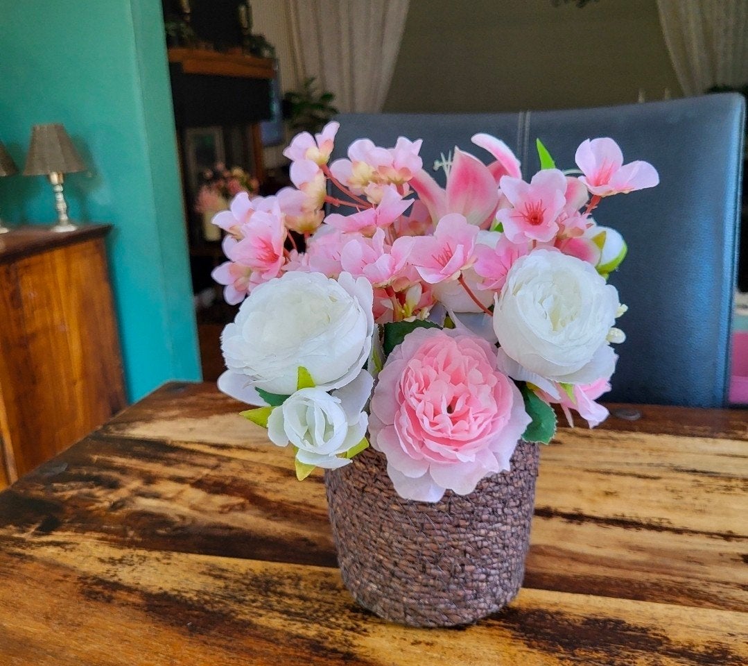 Mandje met kunstbloemen, Ophalen of Verzenden