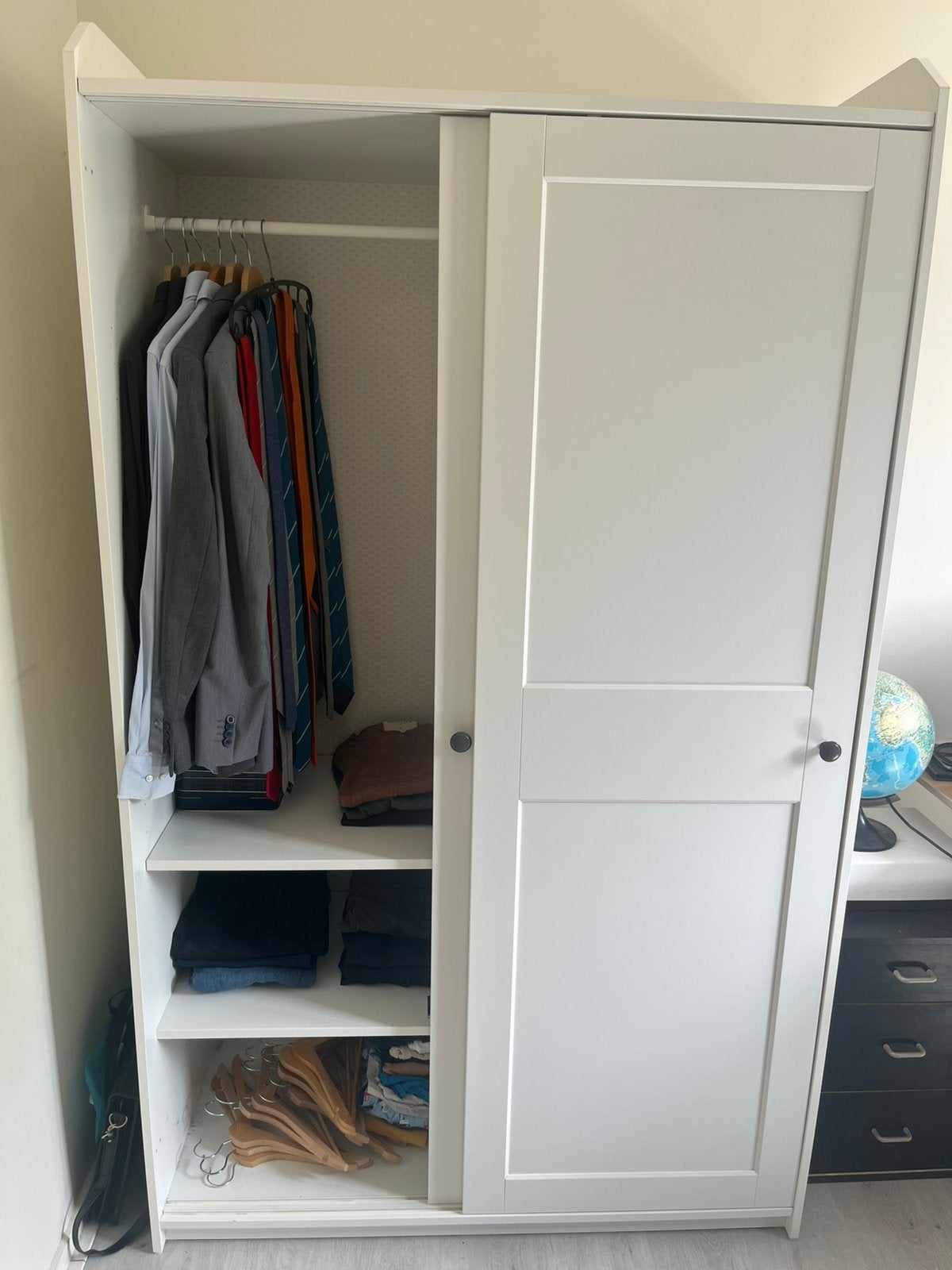 Witte IKEA HAUGA kledingkast met schuifdeuren, Ophalen, Zo goed als nieuw, 50 tot 75 cm, 200 cm of meer