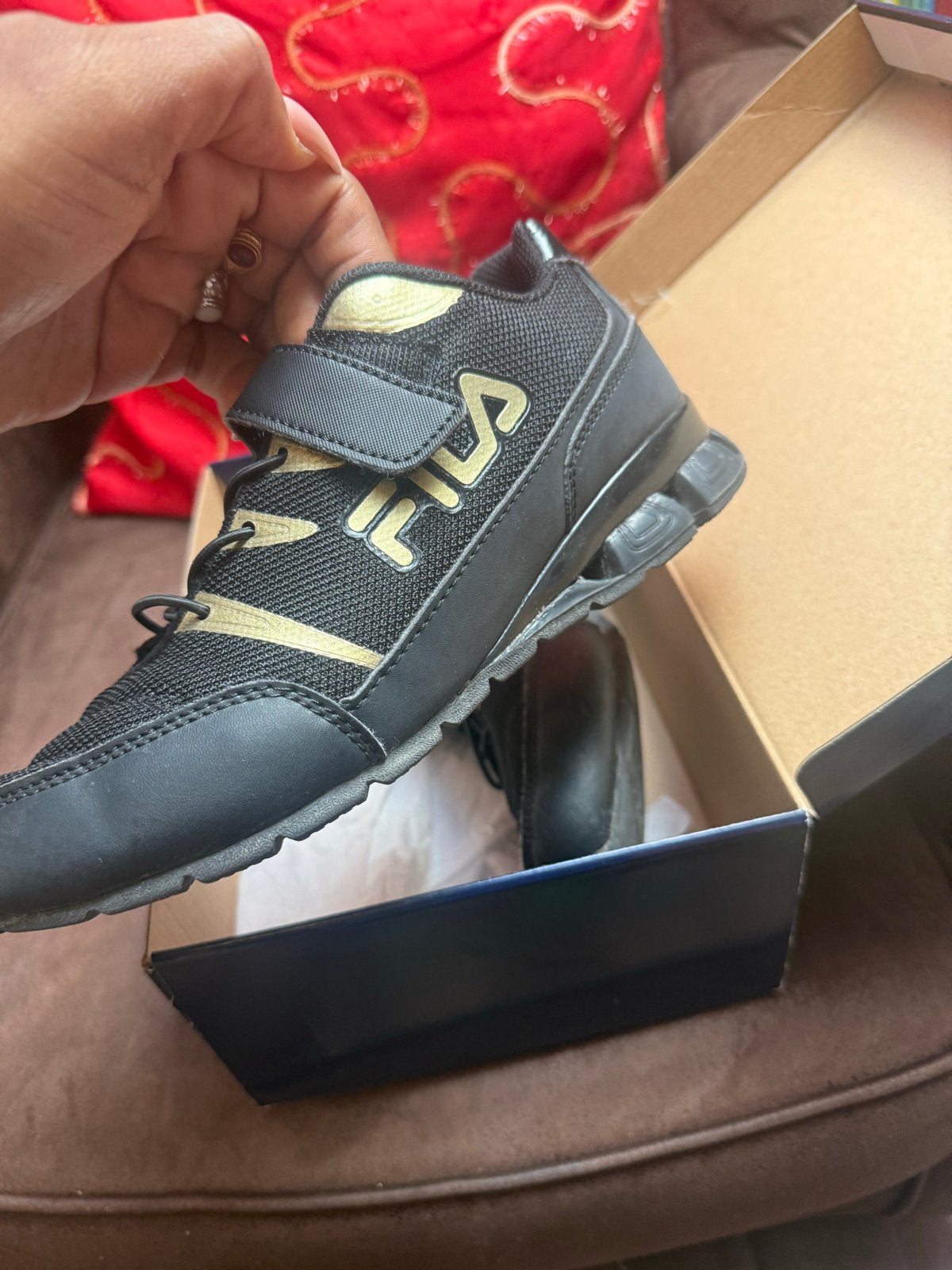 Fila Sportschoenen Zwart/Goud voor Kinderen, Gebruikt, Sportschoenen, Ophalen of Verzenden, Jongen