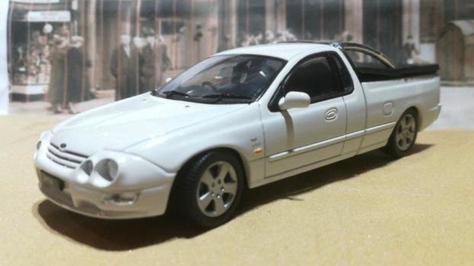2002 Ford XR8 Ute Winter White 1:43 Classic Carlectables, Ophalen of Verzenden, Nieuw, Auto, MiniChamps