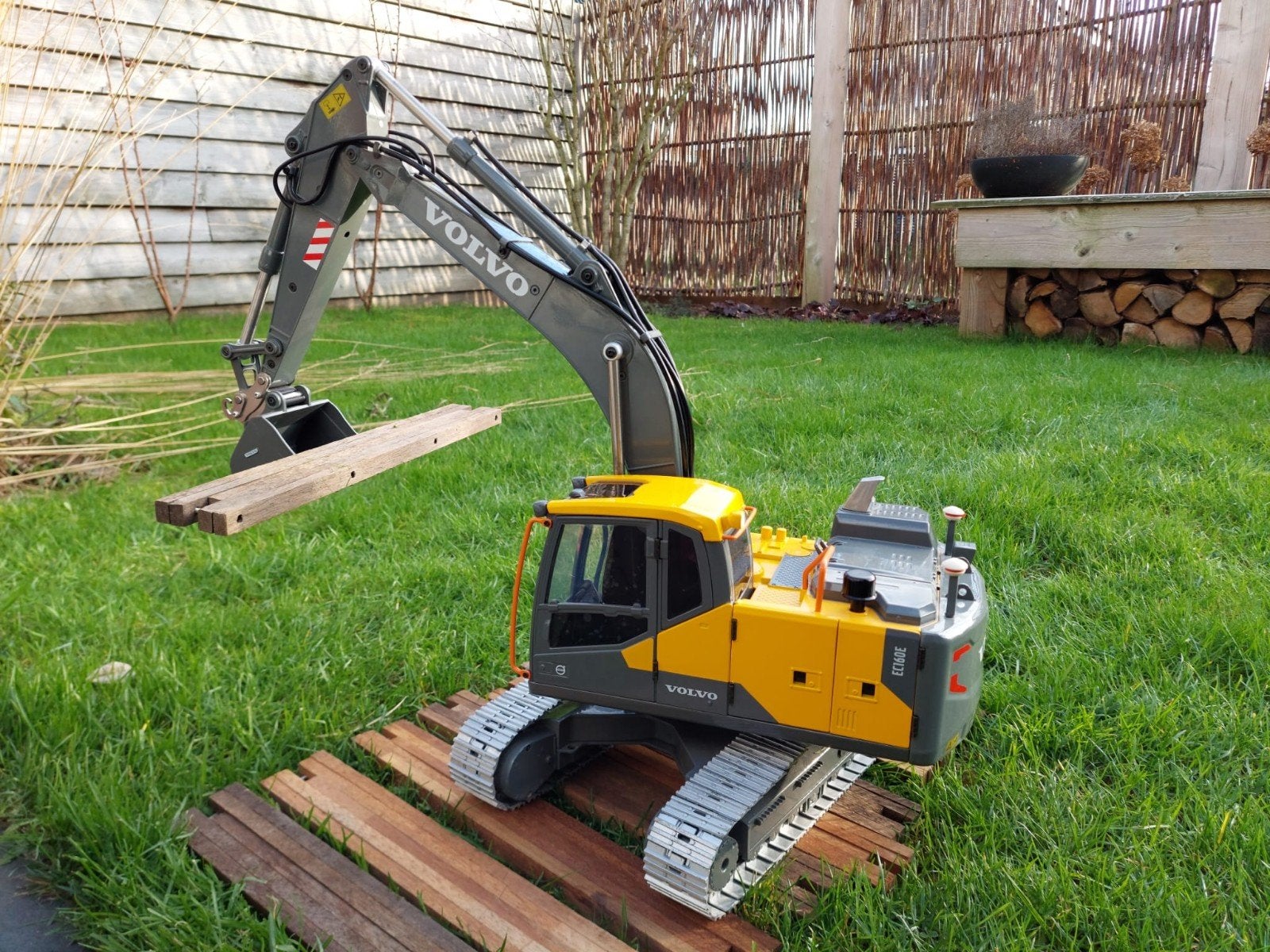 Volvo Graafmachine EC 160 E  RC 1/14 Double E, Ophalen of Verzenden, Zo goed als nieuw, Afstandsbediening