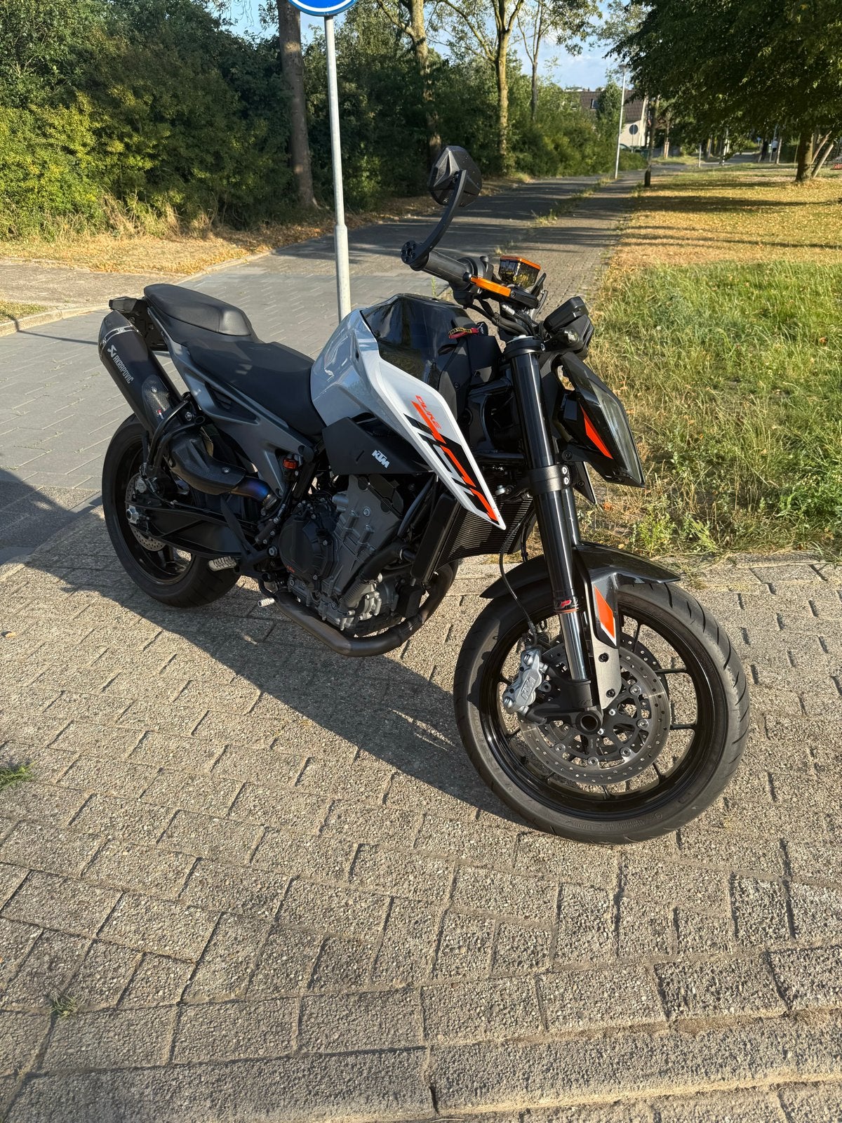 Ktm duke 790 2023 | 6.000 km A2 | Track Pack | Akrapovič |, Motoren, 2 cilinders, Gebruikt, Particulier, Meer dan 35 kW