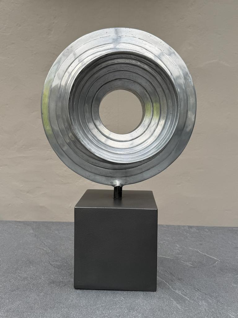 Moderne sculptuur van staal op zwarte sokkel - 51 cm hoog, Ophalen of Verzenden