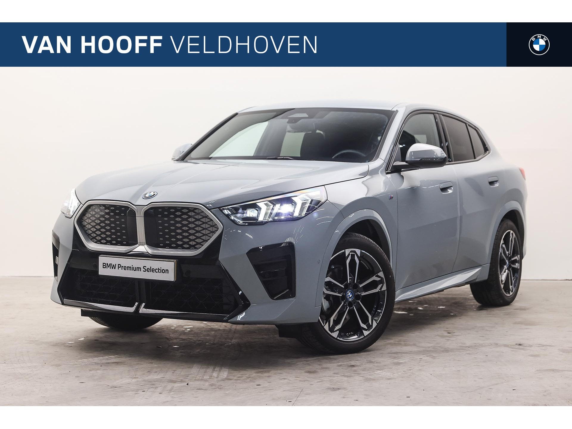 BMW iX2 eDrive20 M Sport / Sportstoelen / Achteruitrijcamera, Auto's, BMW, Met garantie (alle), 24 min, Origineel Nederlands, Parkeersensor