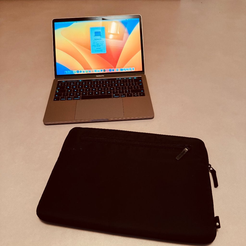 Apple MacBook Pro 13-inch (2017) met Touch Bar + Incase hoes, Gebruikt, 256 GB, Qwerty, 8 GB