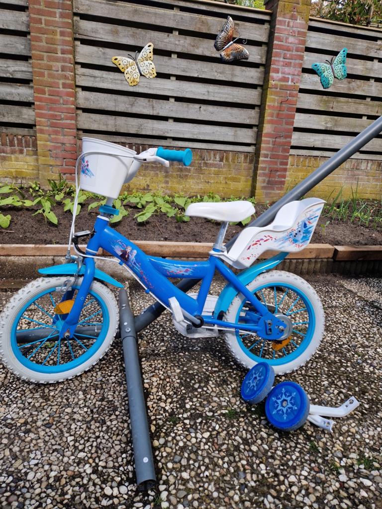 Kinderfiets Frozen 14 inch met zijwieltjes en duwstang, Fietsen en Brommers, Ophalen, Gebruikt, Minder dan 16 inch, Zijwieltjes