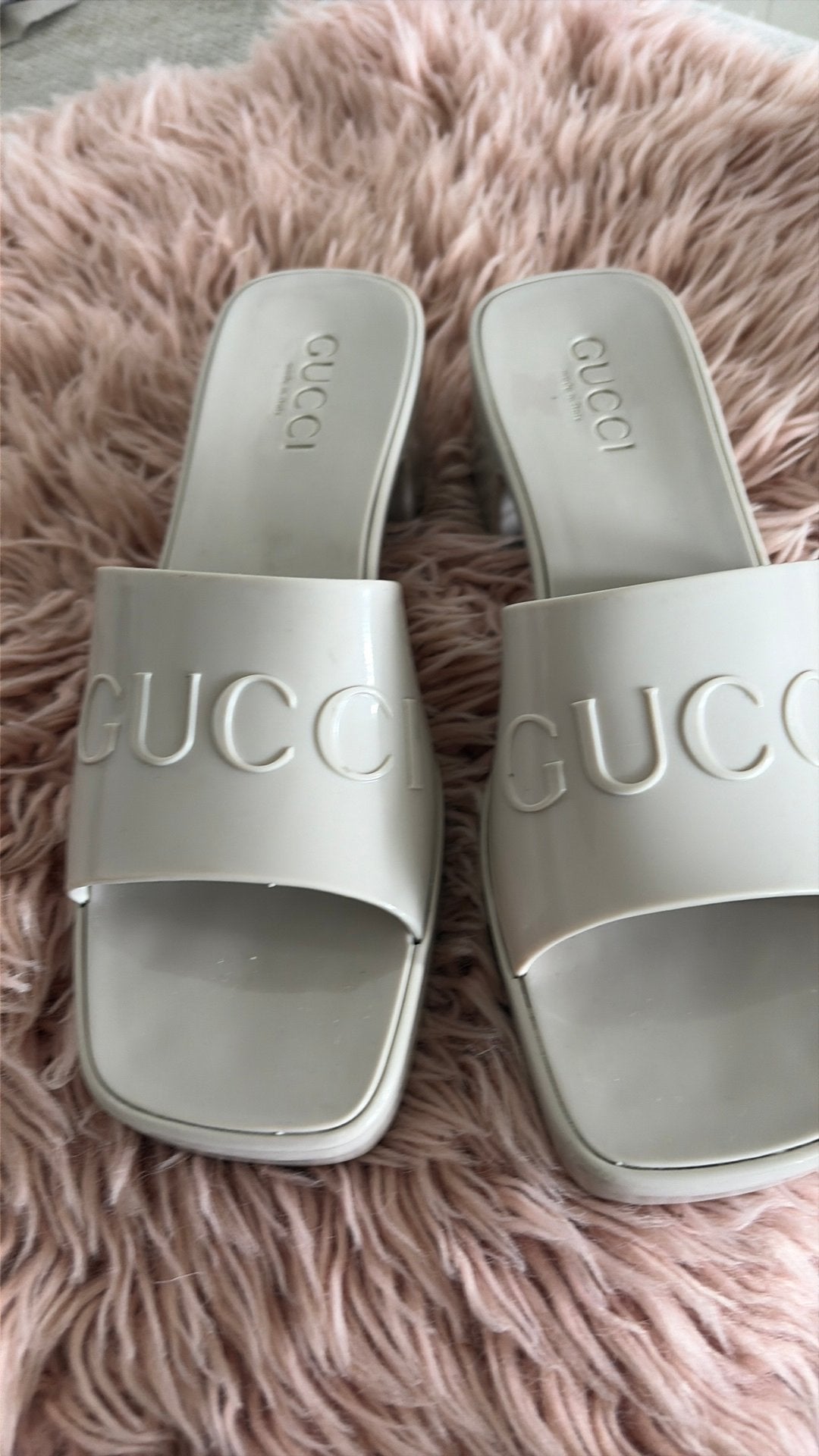 Gucci Rubber Platform Slippers - Crème maat 39, Ophalen of Verzenden, Zo goed als nieuw, Wit, Slippers