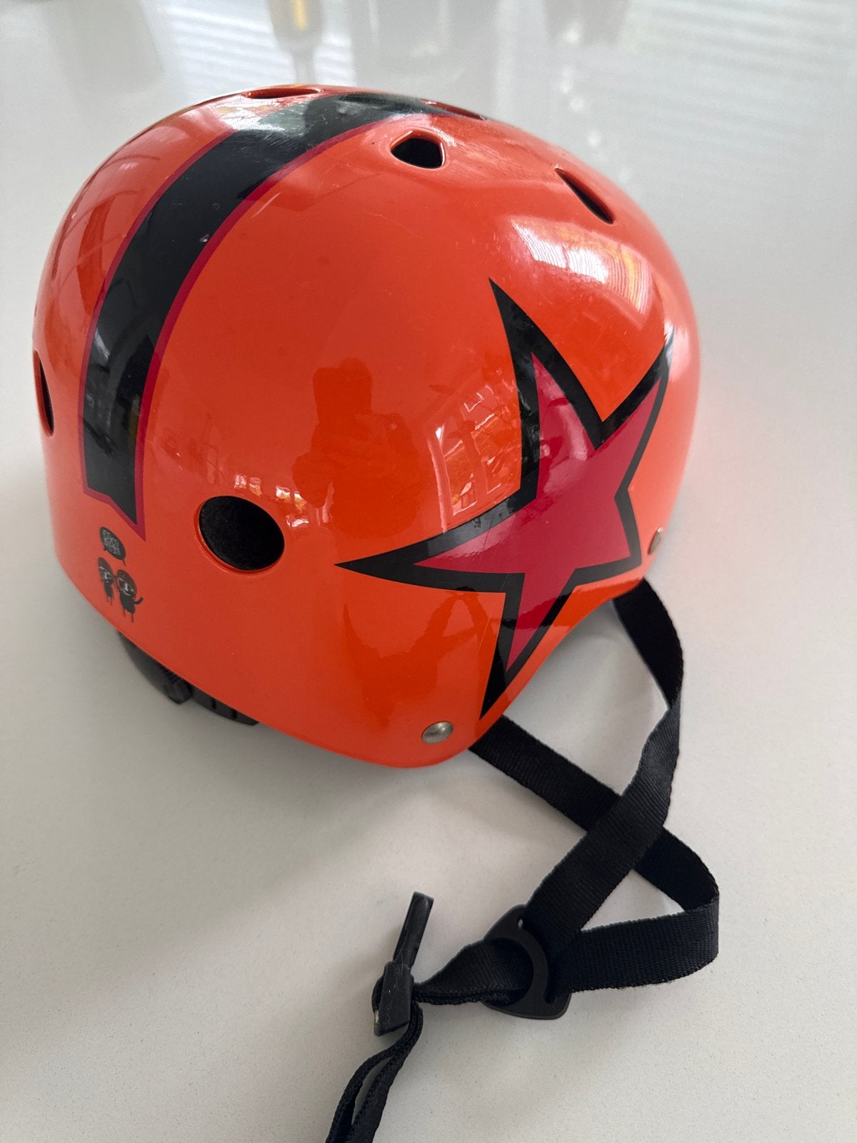Oranje kinderhelm met ster en Coco Nuts logo, Ophalen, Gebruikt, Overige maten, Jongen of Meisje