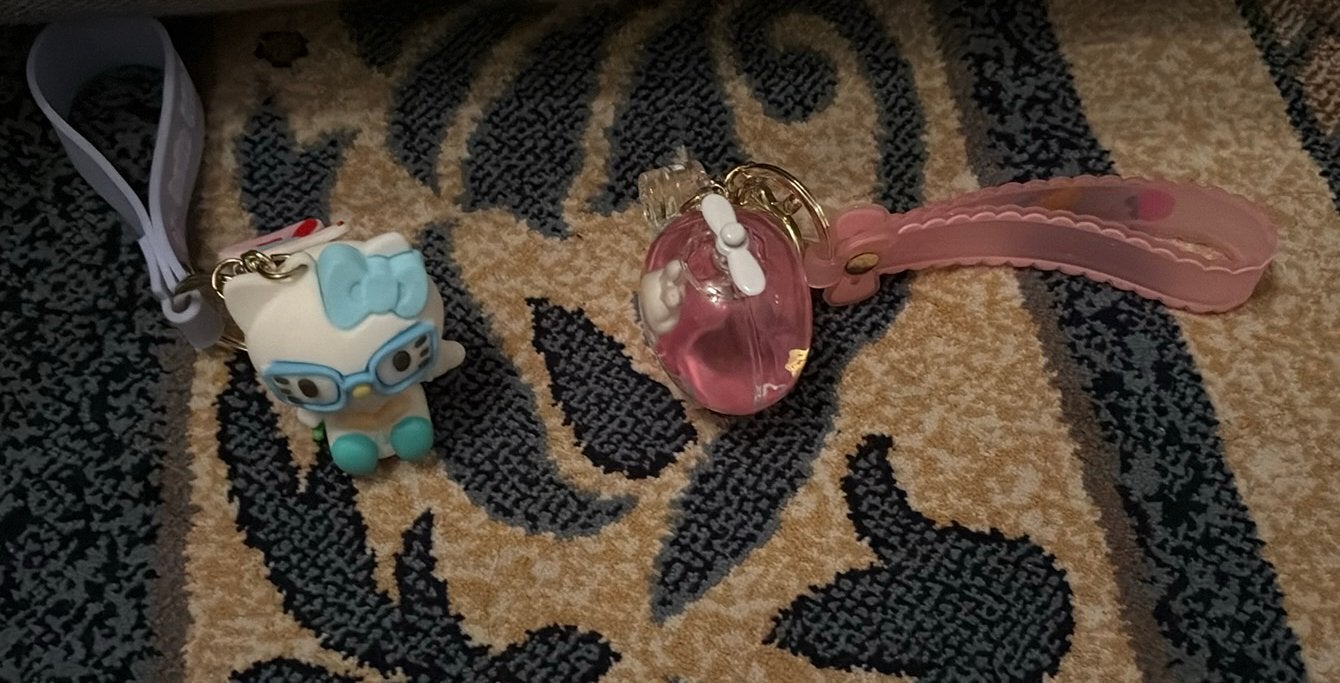 Sanrio Hello Kitty Sleutelhanger Set Paars+Roze met Glitter, Ophalen, Zo goed als nieuw, Knuffel of Figuurtje