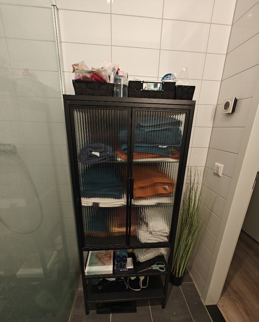 IKEA MOSSJÖN vitrinekast antraciet – zeer goede staat, Huis en Inrichting, Ophalen, 100 tot 150 cm, 50 tot 100 cm, Zo goed als nieuw