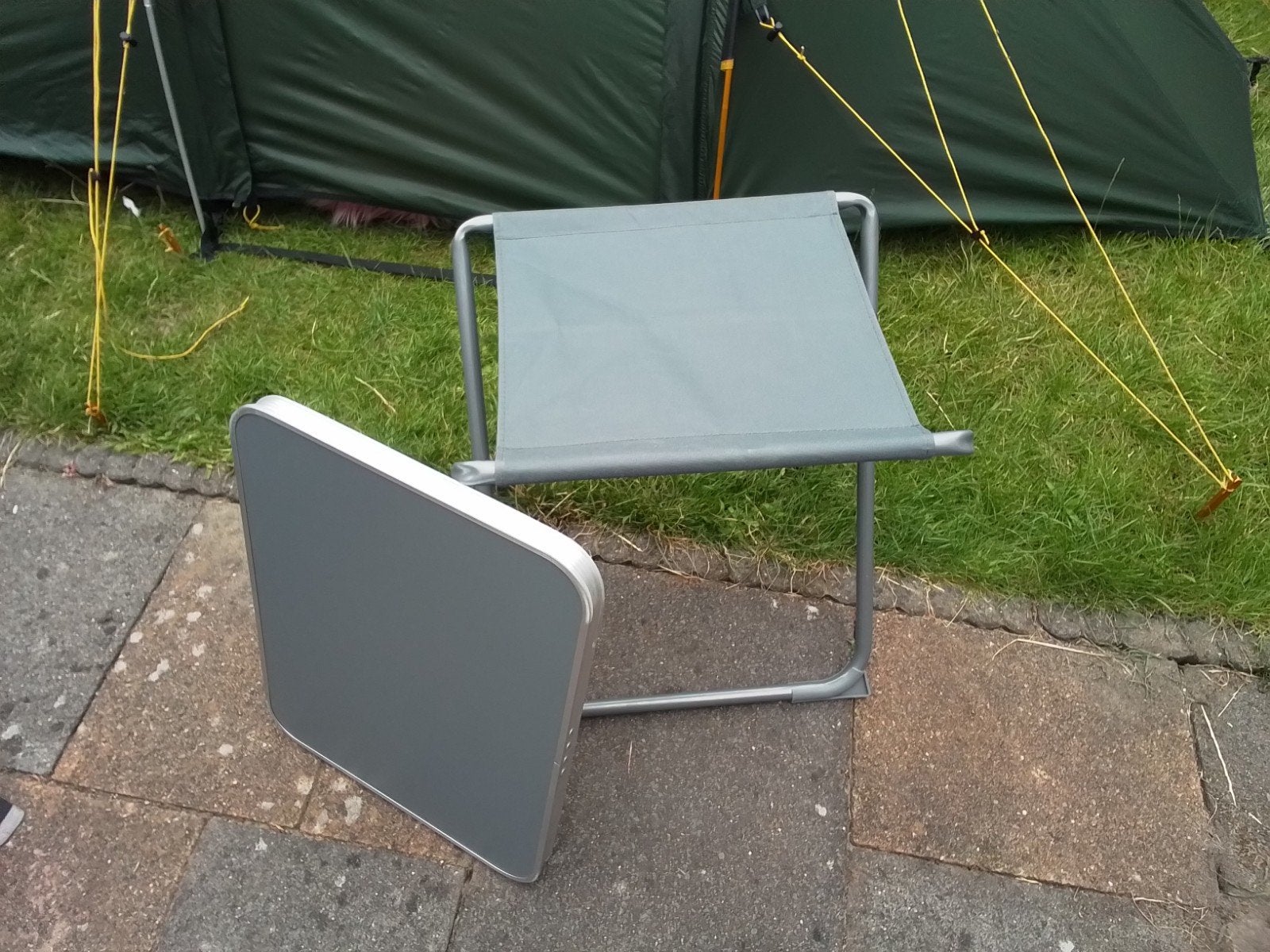 Compacte campingtafel en krukje - Ideaal voor kamperen!, Caravans en Kamperen, Ophalen of Verzenden