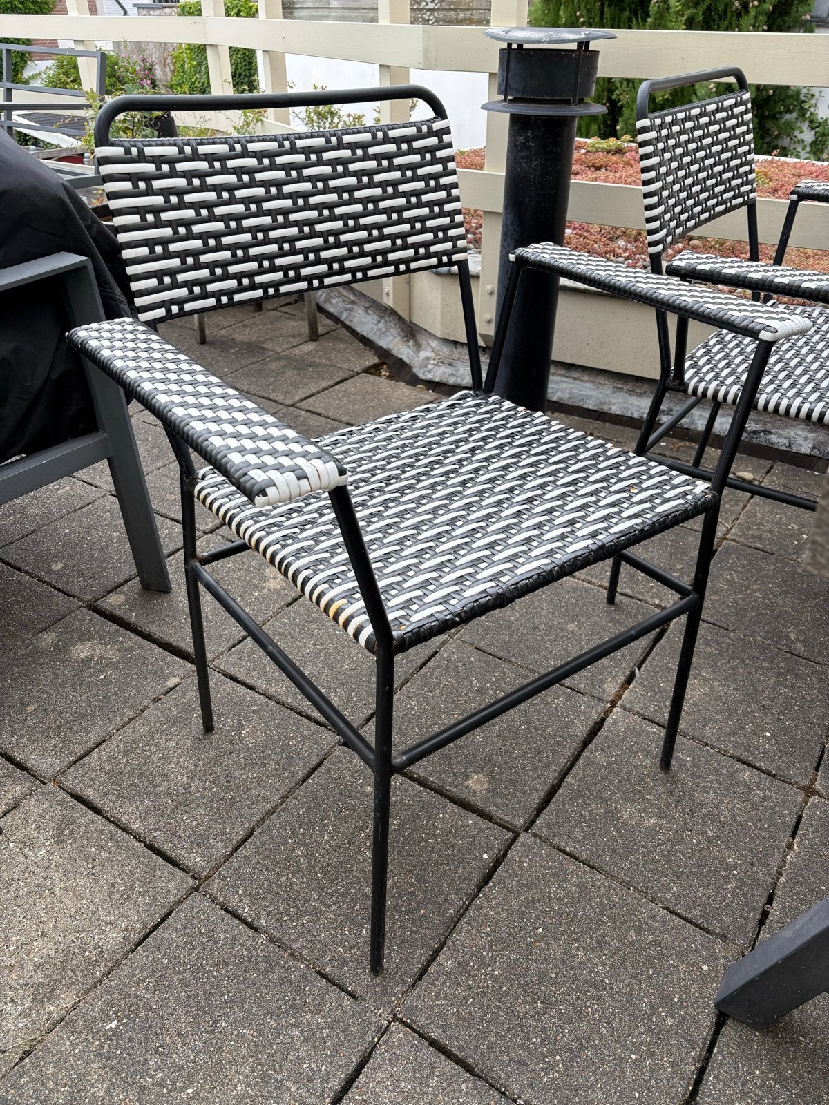 4 gebruikte tuinstoelen zwart/wit wicker, Ophalen, Gebruikt, Wicker