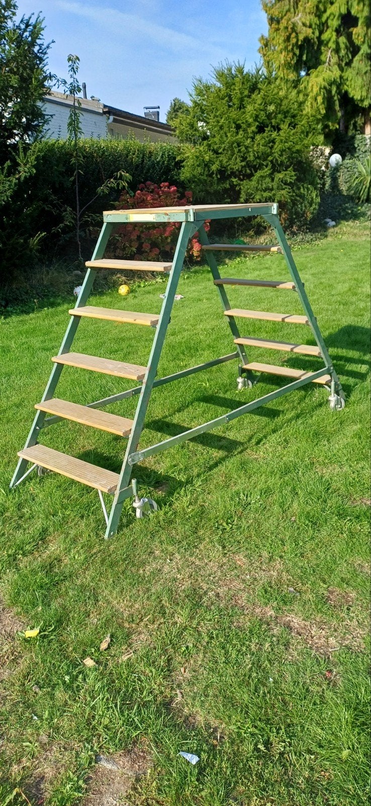 Stevige A-vormige trap met wielen, Ophalen of Verzenden, Gebruikt, 2 tot 4 meter