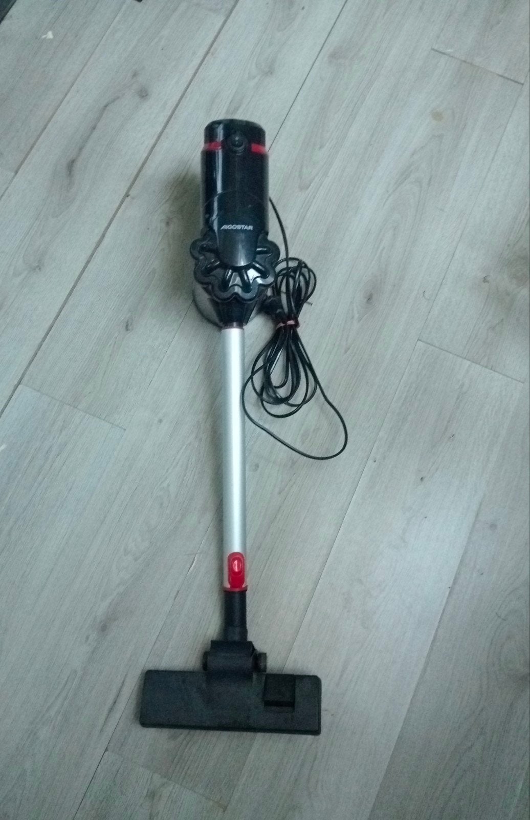 Steelstofzuiger 600W met uitschuifbare steel, zakloos, Gebruikt, Ophalen of Verzenden, Minder dan 1200 watt, Reservoir