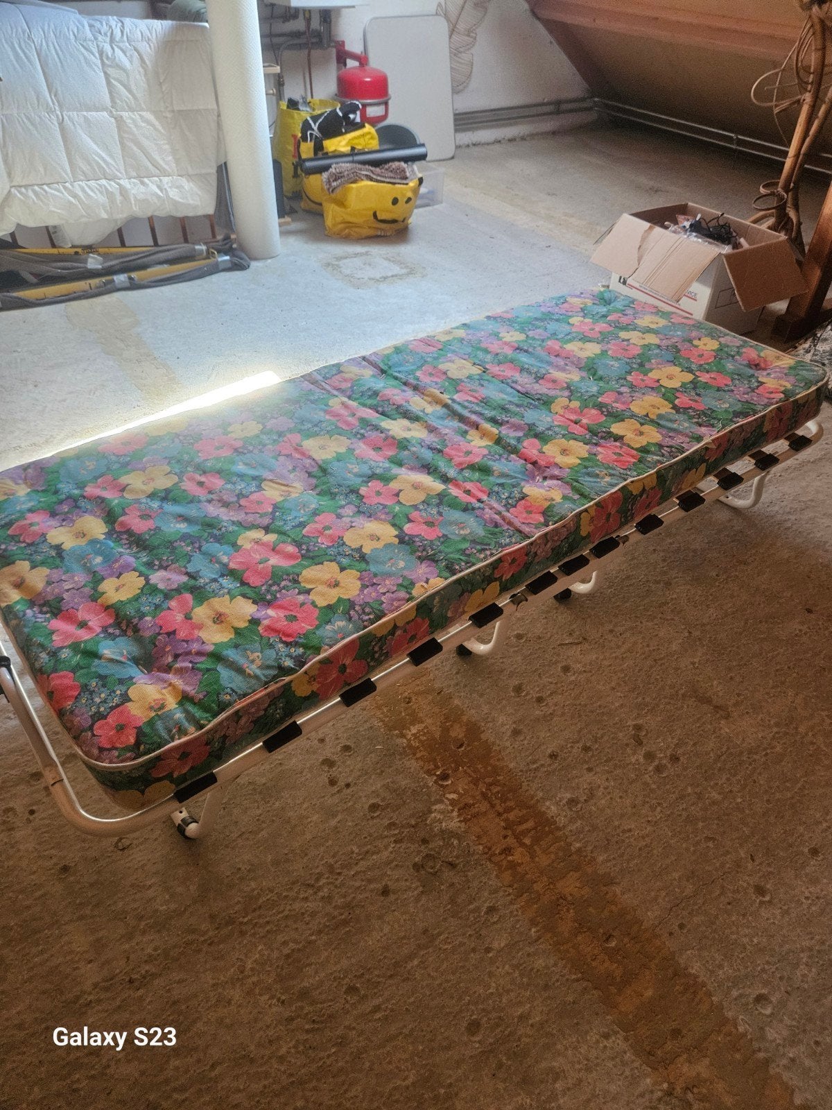 Opklapbaar logeerbed met bloemenprint matras, Ophalen, Gebruikt, 80 cm, Metaal