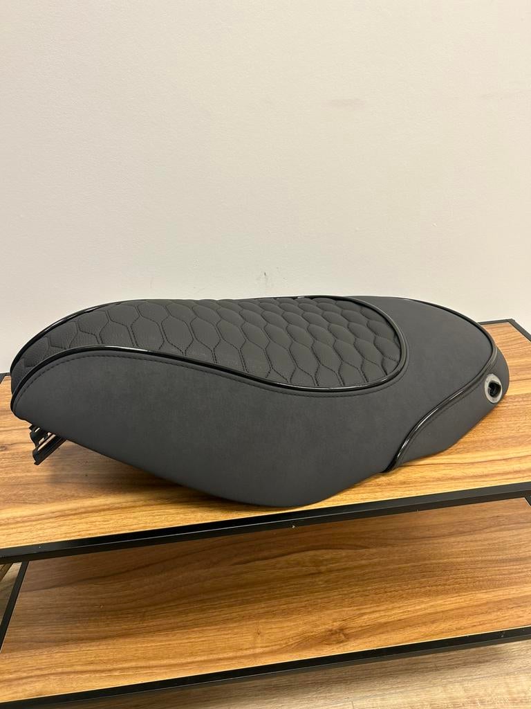 Custom zadel Piaggio Zip | Enkel Seat Leer Zijkant Stof, Fietsen en Brommers, Brommeronderdelen | Scooters, Ophalen of Verzenden
