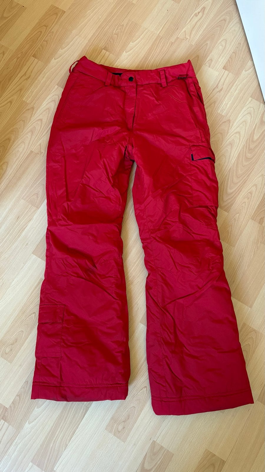 Skikleding: Skibroeken (rood en zwart) en skipulli (blauw), Ophalen, Gedragen, Maat 42/44 (L), Broek