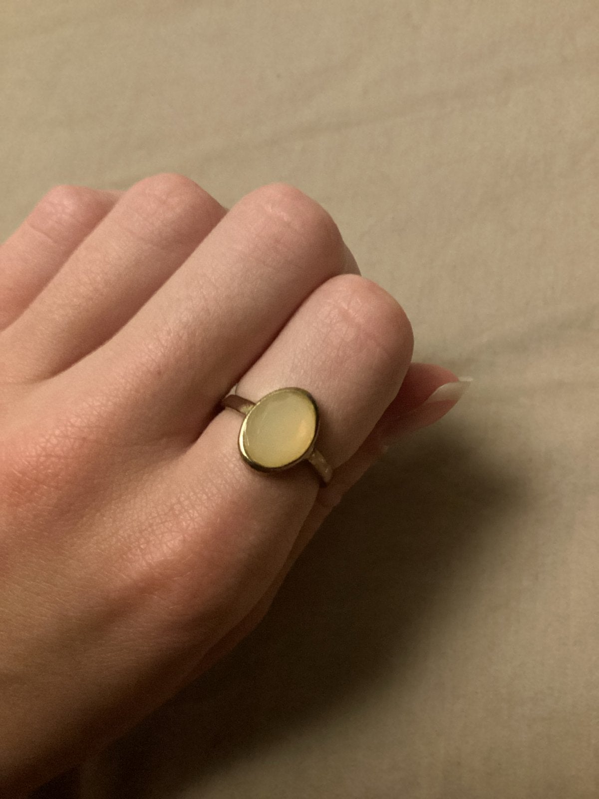 Gouden ring met ovale lichtgele steen, Gebruikt, Ophalen of Verzenden, Kleiner dan 17, Met edelsteen
