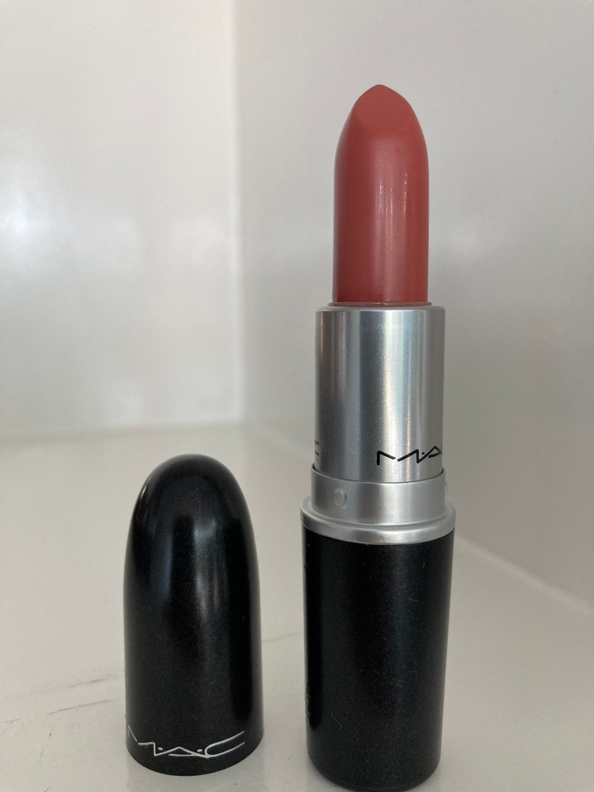 MAC Matte Lipstick ‘Kinda Sexy’ NIEUW!!!, Sieraden, Tassen en Uiterlijk, Uiterlijk | Cosmetica en Make-up, Lippen, Verzenden, Nieuw
