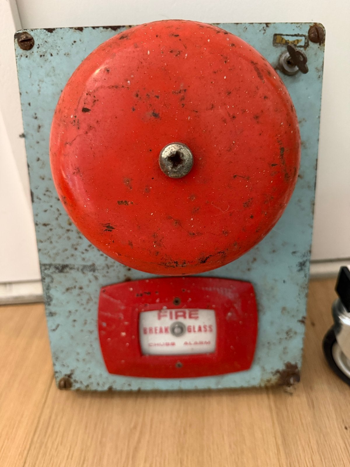 Vintage brandalarm met sleutel - Decoratief object, Ophalen of Verzenden