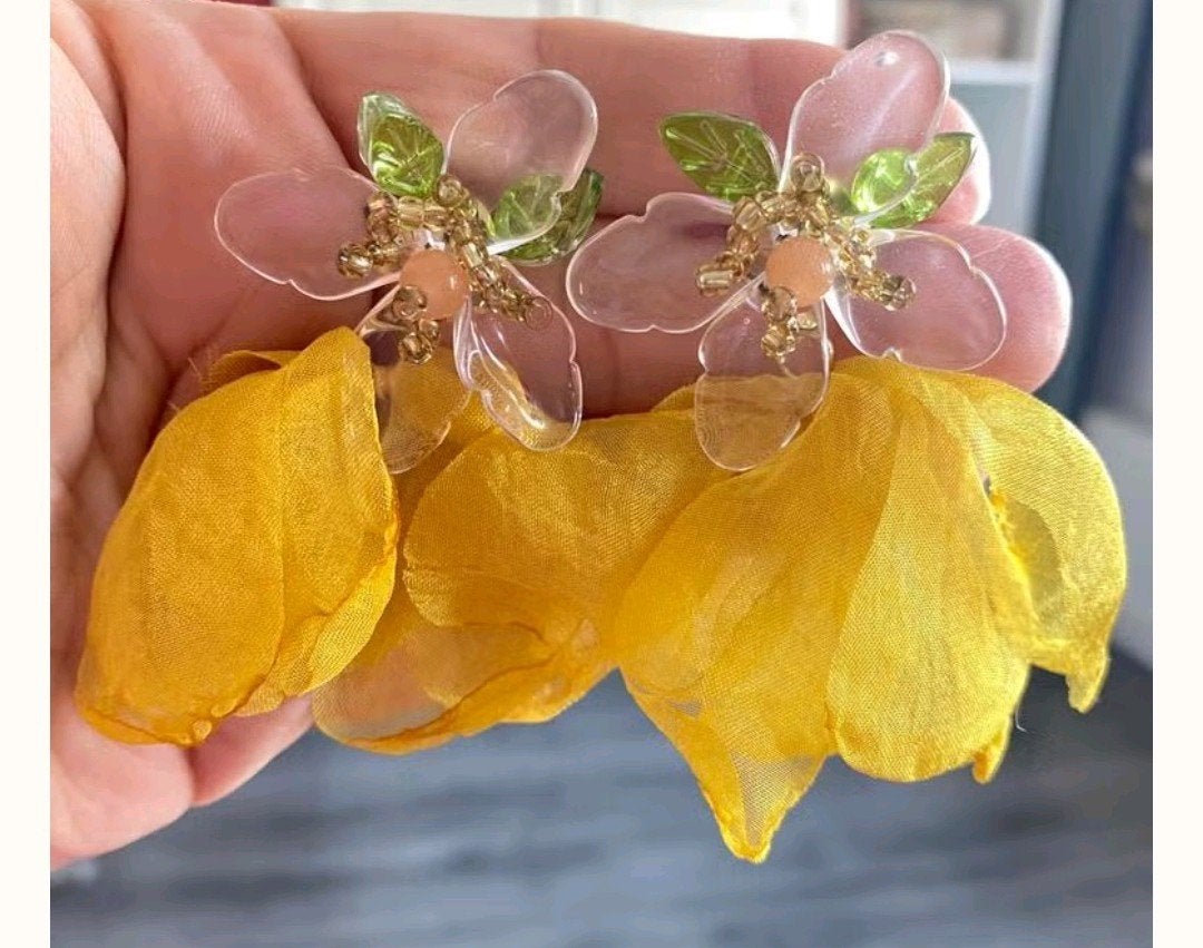 oorbellen met bloemen en gele stof, Overige materialen, Hangers, Geel, Nieuw