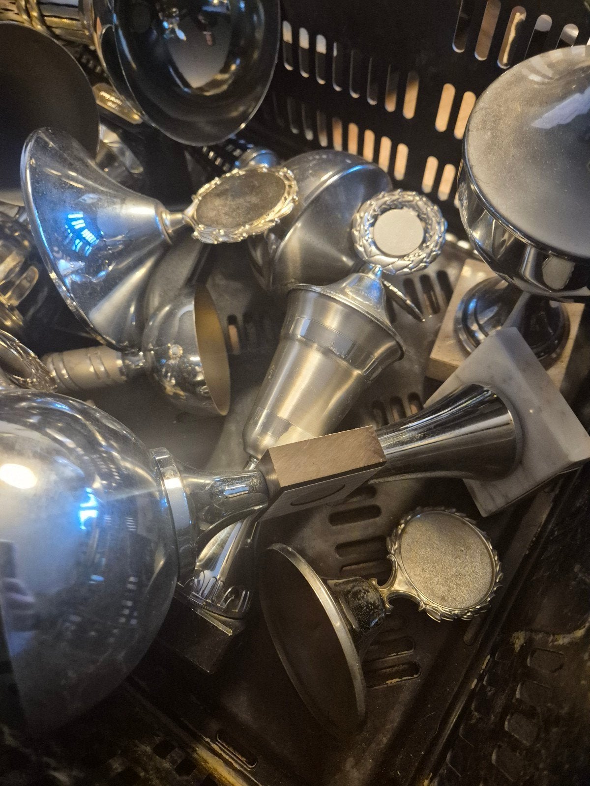 Krat vol diverse trofeeën - alles in één koop, Ophalen, Gebruikt
