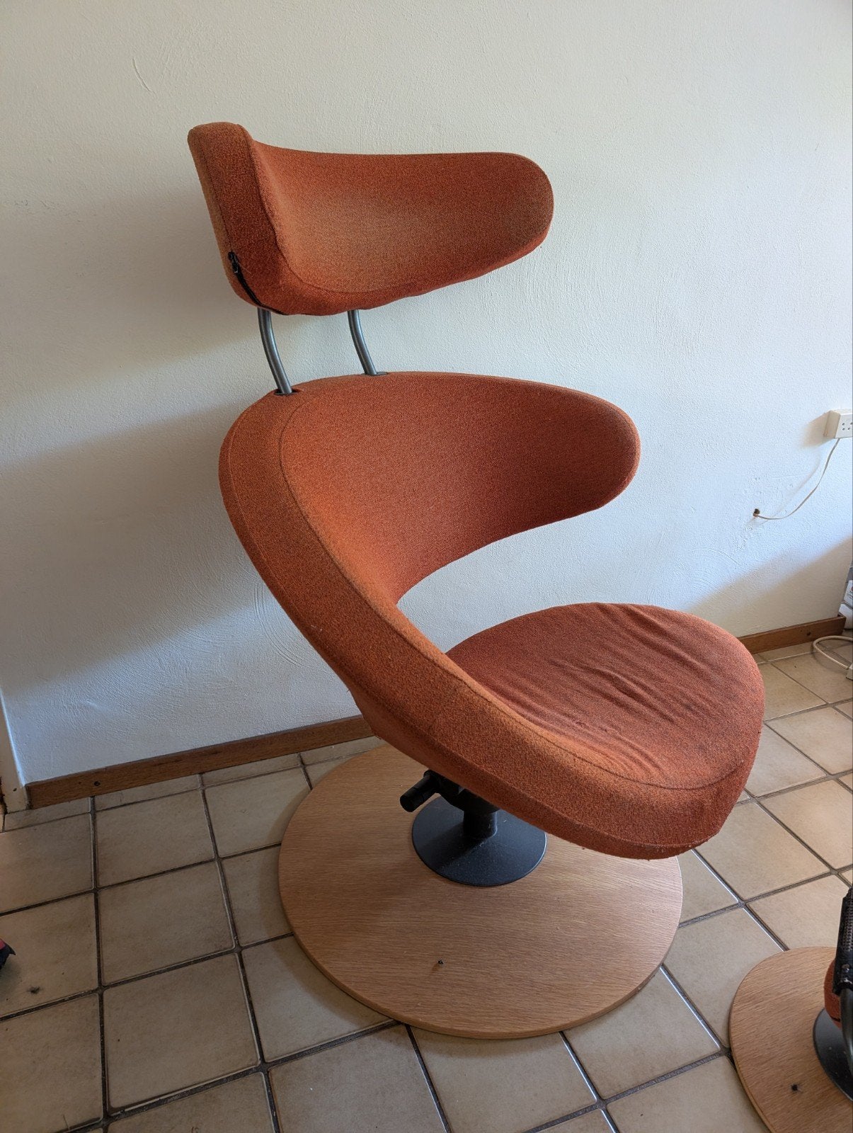 Stokke Varier Peel Stoel + Voetenbank - Oranje, Huis en Inrichting, Fauteuils, Ophalen, Gebruikt, 75 tot 100 cm, Modern, Ergonomisch