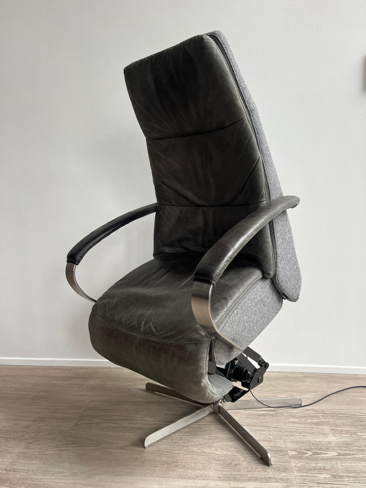 Prominent Humberto E100 Groen Grijs in Relaxfauteuil Sta Op, Ophalen, Minder dan 75 cm, Zo goed als nieuw, Stof