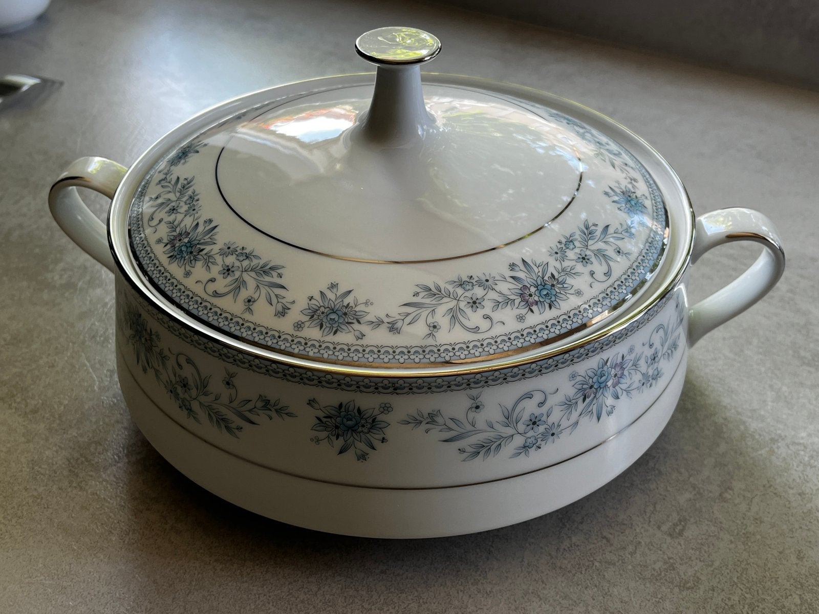 Noritake Blue Hill dekschaal, Huis en Inrichting, Keuken | Servies, Zo goed als nieuw, Schaal of Schalen, Overige stijlen, Ophalen of Verzenden