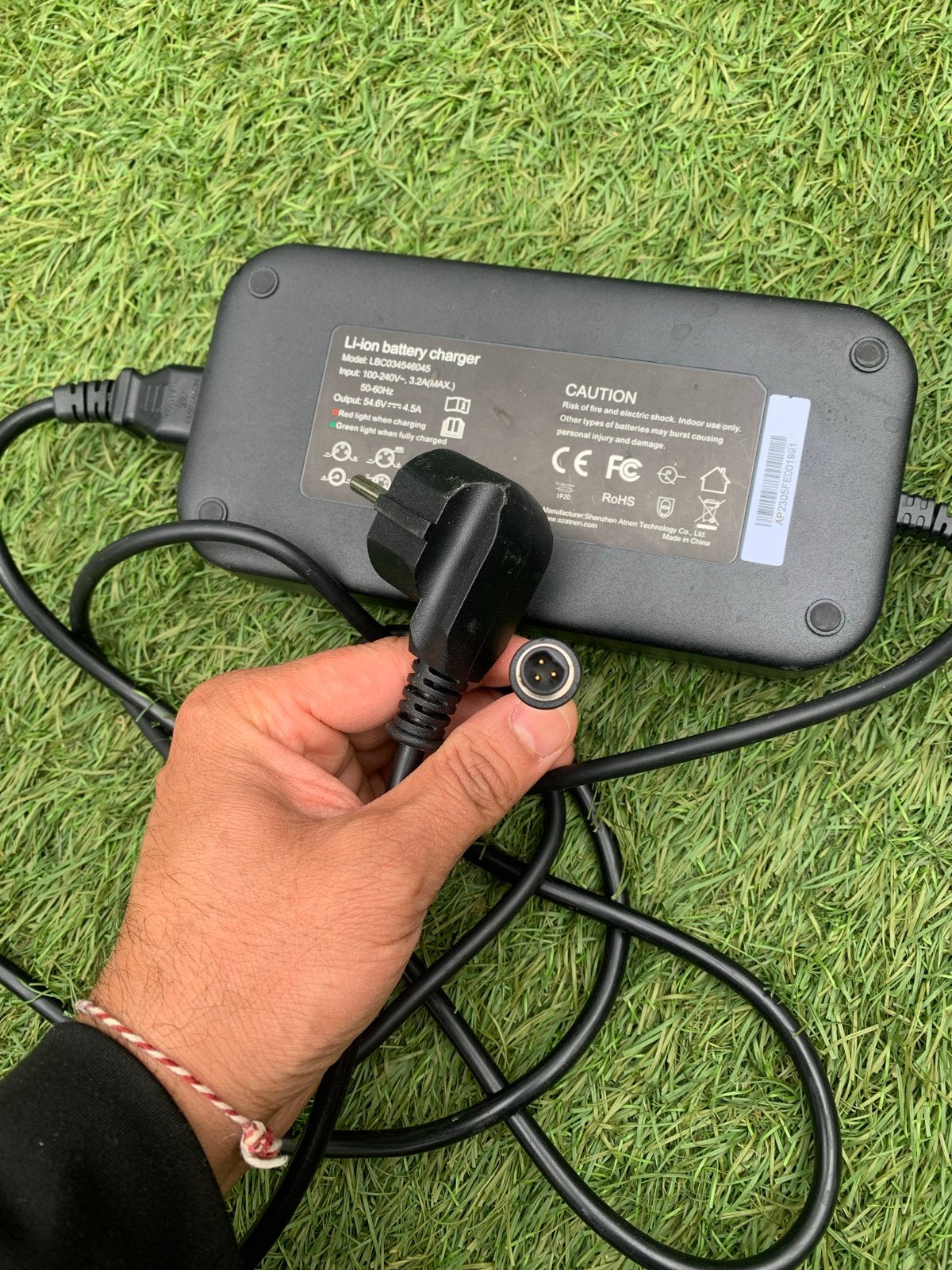 Li-ion acculader 54.6V 2A (3-pins), Fietsen en Brommers, Fietsaccessoires | Fietsaccu's, Ophalen, Gebruikt