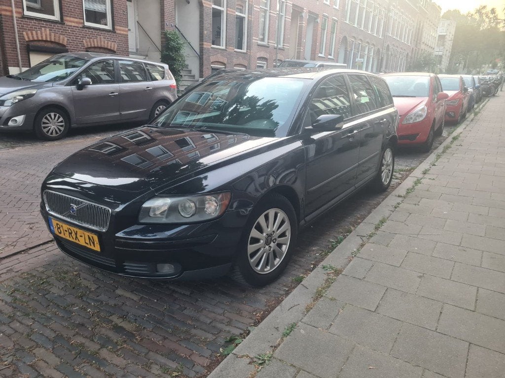 Volvo V50 1.8 2005 Zwart APK tot 25 juni 2027, Auto's, Voorwielaandrijving, 1281 kg, 4 cilinders, Sound system
