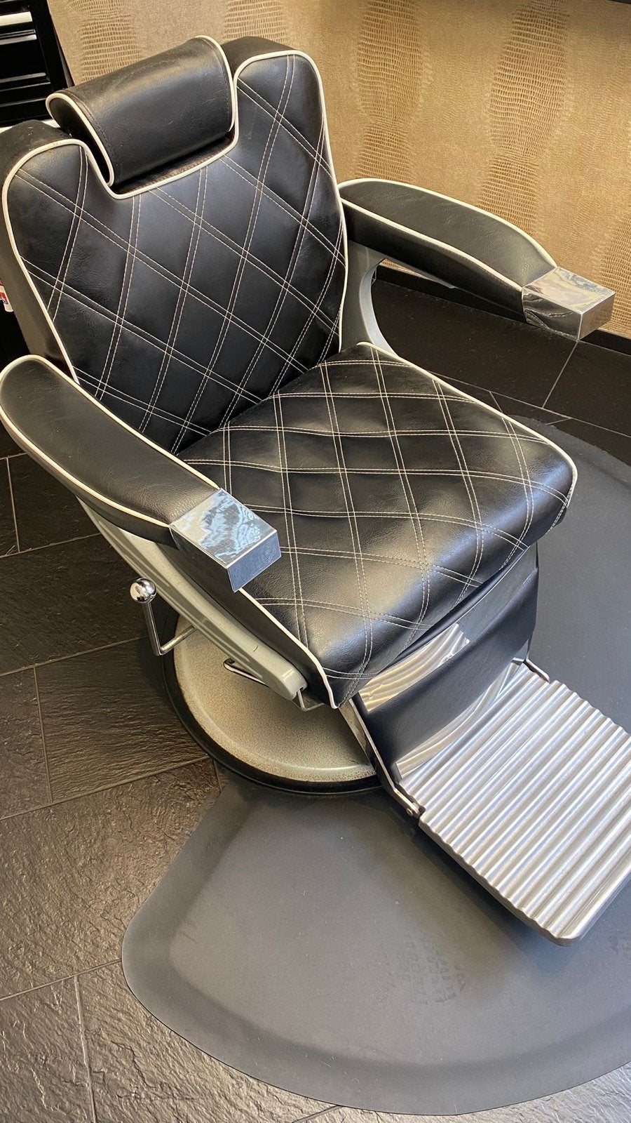 Artist hand Barberstoel - Zwart, in goede staat, Diensten en Vakmensen, Kappers en Thuiskappers