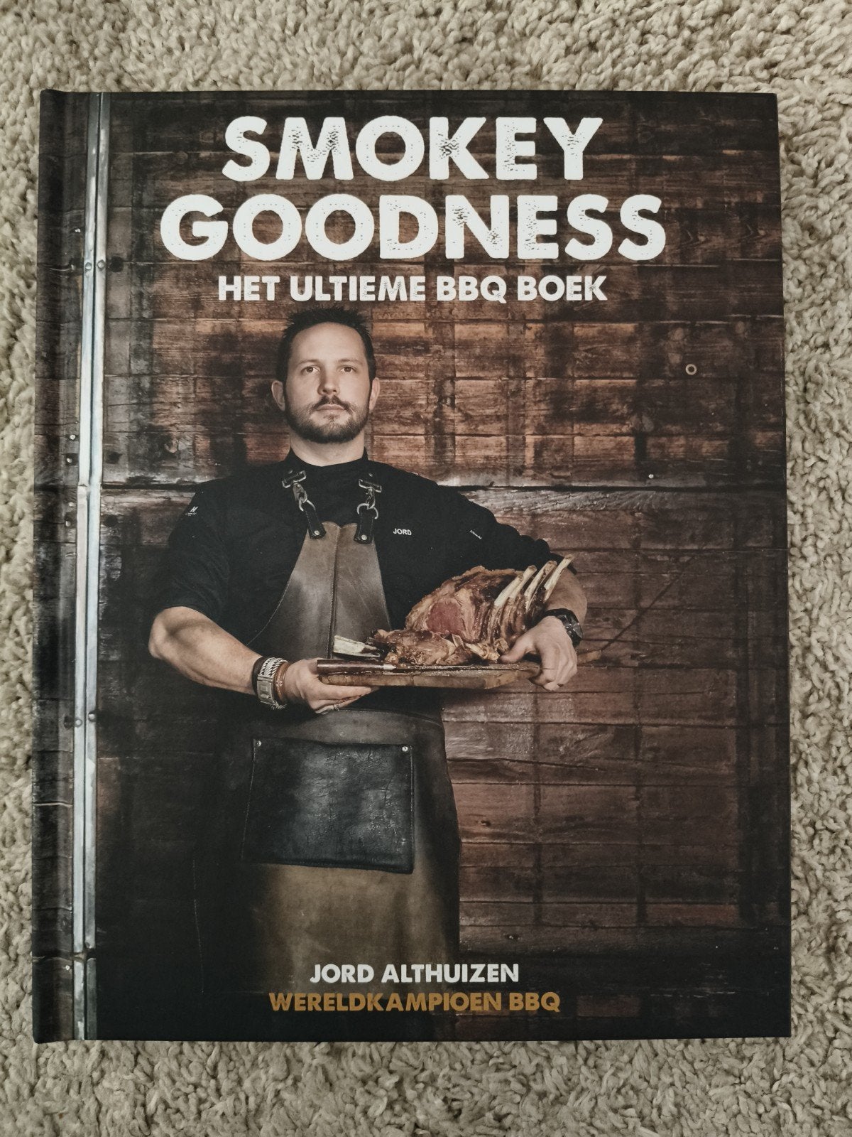 NIEUW!Smokey Goodness: Het Ultieme BBQ Boek - Jord Althuizen, Jord Althuizen, Nieuw, Ophalen of Verzenden, Hoofdgerechten