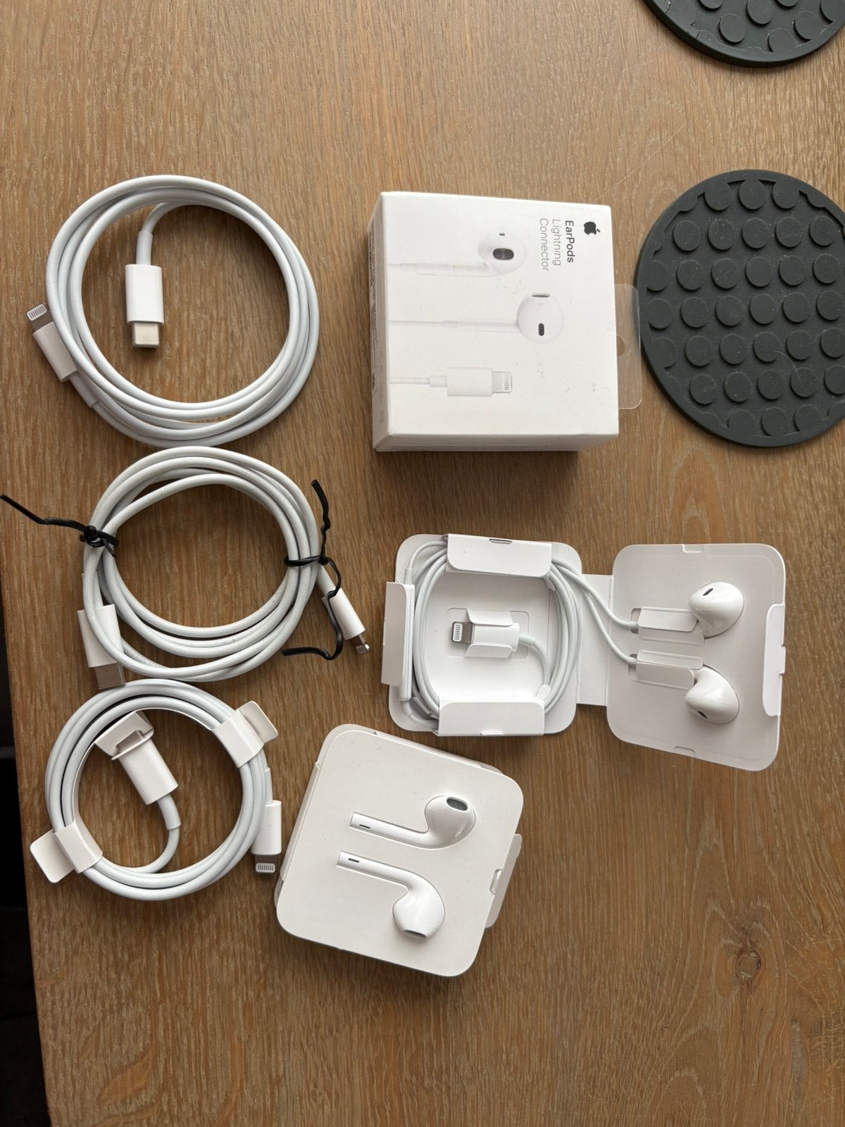 Earpods en laadkabels NIEUW, Ophalen of Verzenden, Zo goed als nieuw, Zwart