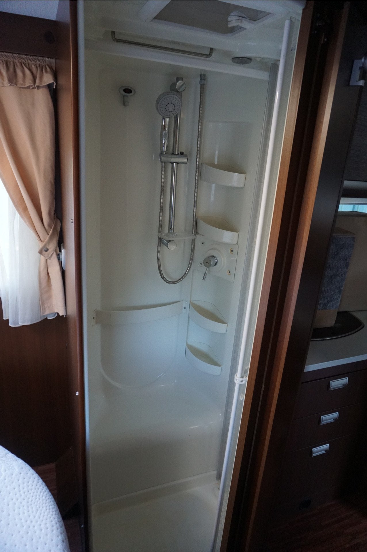Foto 25 van Laika X712R + Queensbed/ Hefbed/ 2x Airco/ Trekhaak/ LPG/ Be