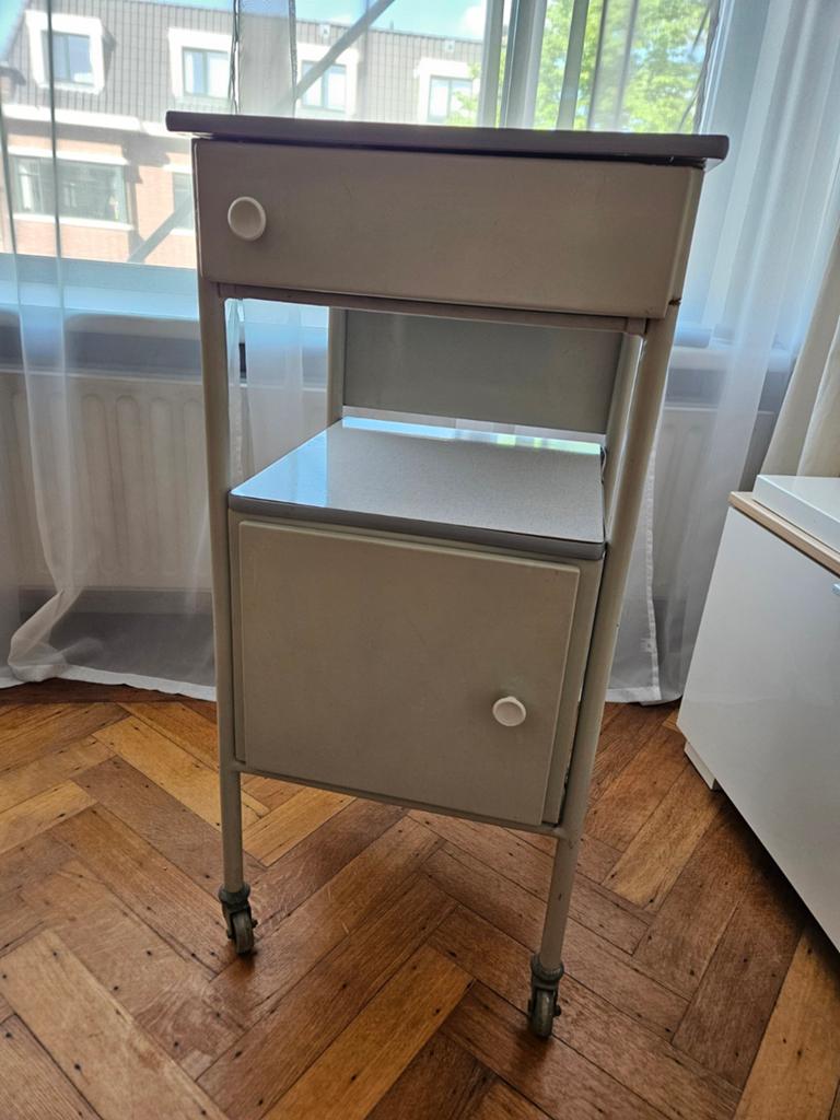Vintage metalen ziekenhuis nachtkastje - 86x40x39cm, Ophalen